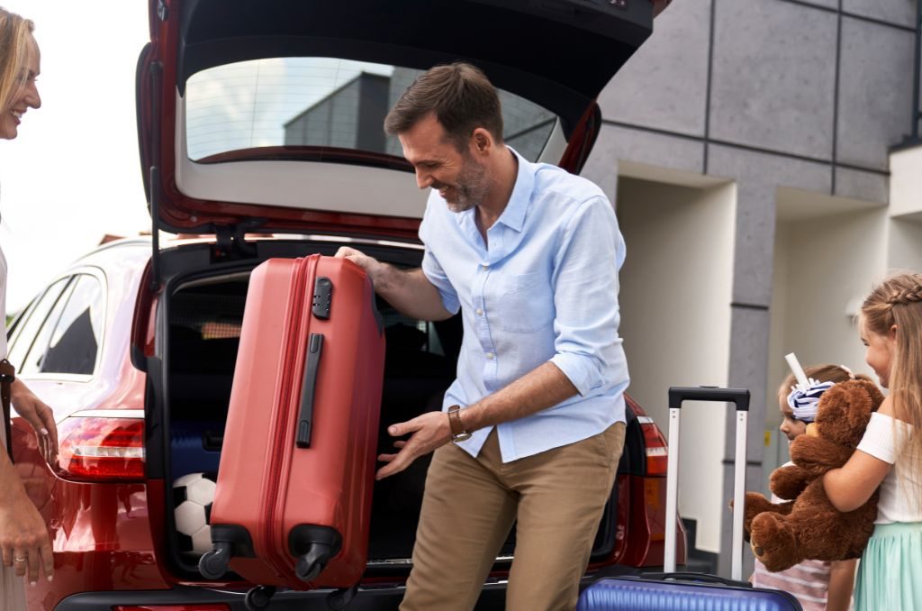 Familia disfrutando sus vacaciones luego de arrendar un auto con el servicio de Rent a Car aeropuerto de Gama Mobility