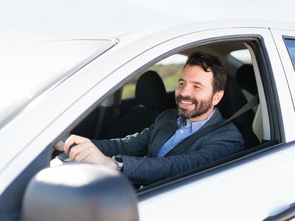 Ejecutivo conduciendo un vehículo de empresa tras conocer las diferencias entre Leasing Operativo y financiero.