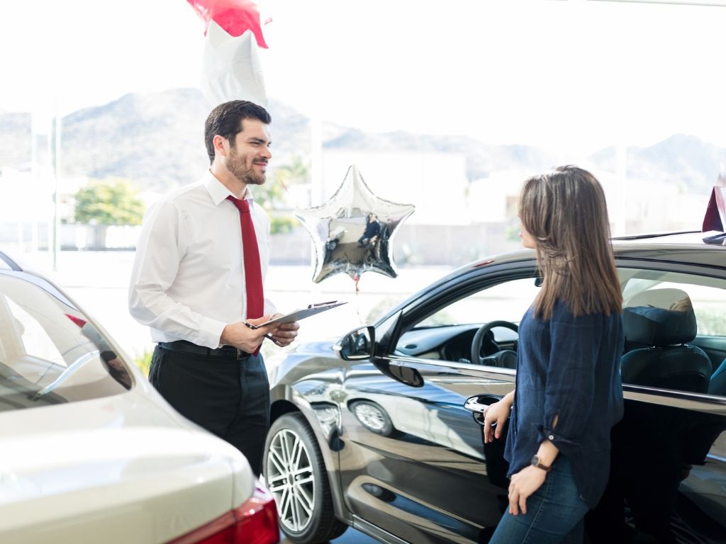 Personas discutiendo sobre el leasing operativo en automotora.