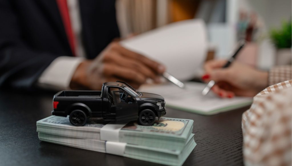 Documentación y camioneta junto a activo, en representación del leasing operativo de camionetas