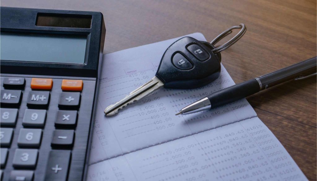 Llave de auto junto a papeleo, representando el tratamiento contable leasing operativo